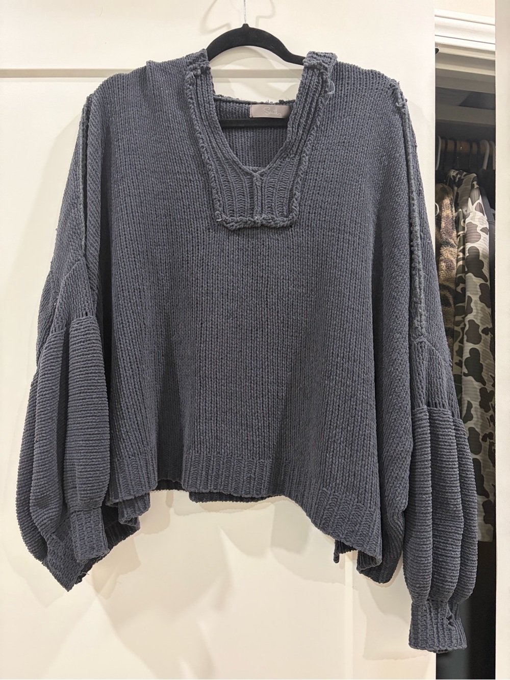 Relaxed V-Neck Balloon-Sleeve Sweater - Charcoal Gray